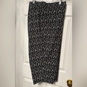 Avenue Plus Size 32 Black  Floral Print Pull On 4 Way Stretch Capri Pants